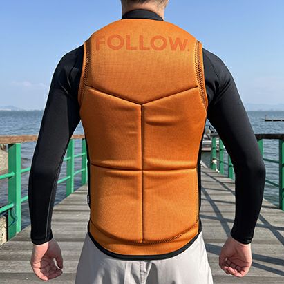 FollowのSection（黒とオレンジ）インパクトベストの背面着用画像