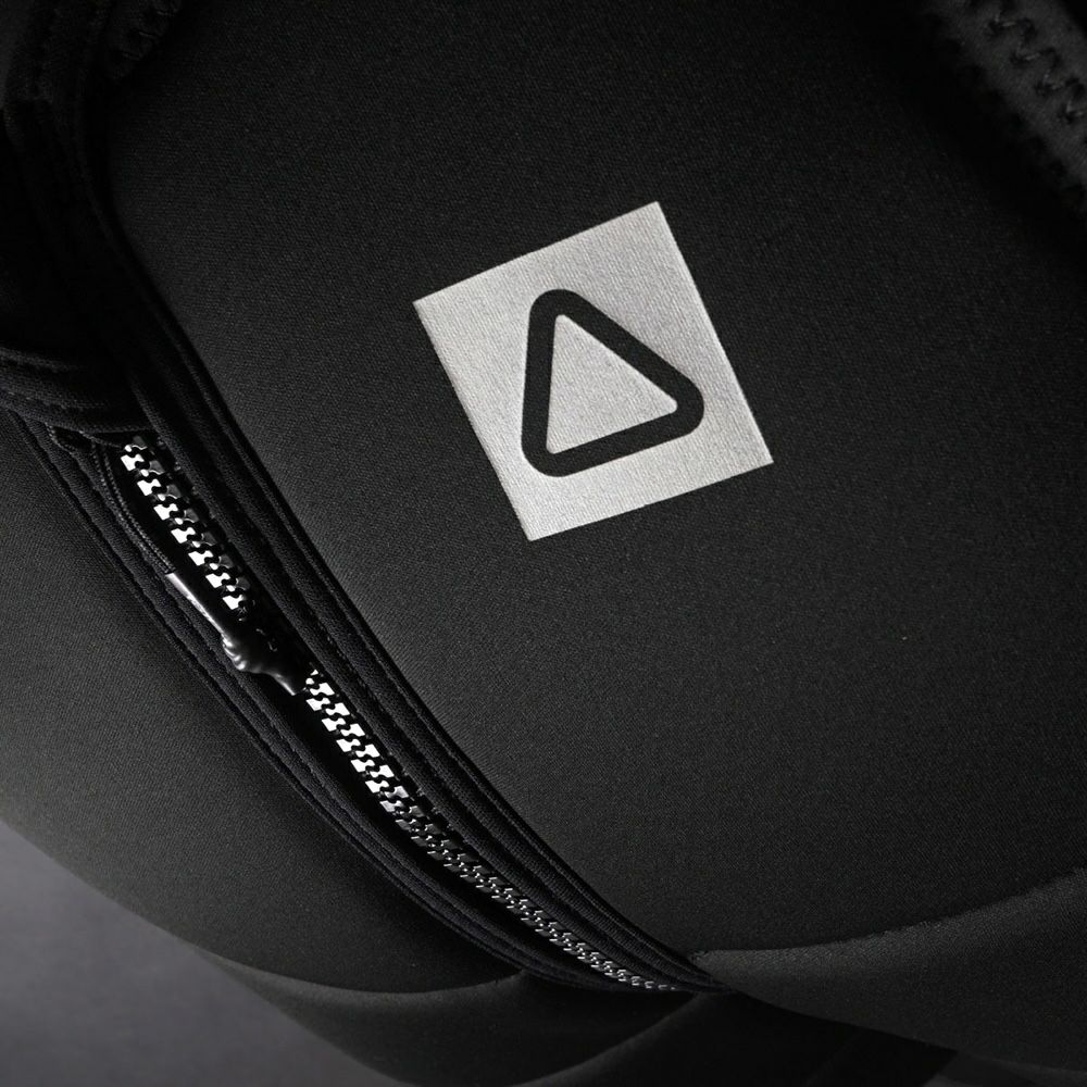 FollowのCorp（黒と紫）インパクトベストの正面胸元ロゴ