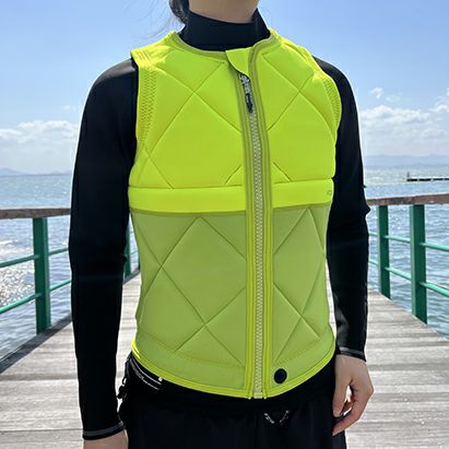 FollowのAthena（黄色）レディースインパクトベストの正面着用画像