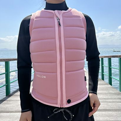 FollowのTotal Ladies （ピンク）レディースインパクトベストの正面着用画像