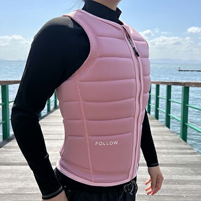FollowのTotal Ladies （ピンク）レディースインパクトベストの側面着用画像