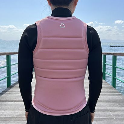 FollowのTotal Ladies （ピンク）レディースインパクトベストの背面着用画像