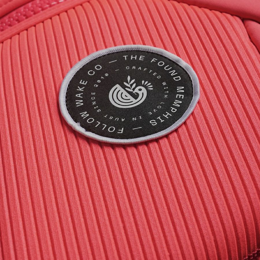 FollowのMemphis Ladies（赤）レディースインパクトベストの正面腹部タグ