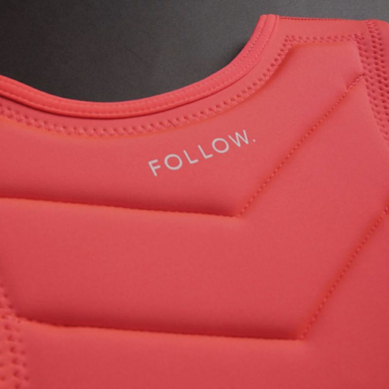 FollowのMemphis Ladies（赤）レディースインパクトベストの背面ロゴ