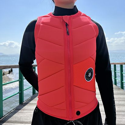 FollowのMemphis Ladies（赤）レディースインパクトベストの正面着用画像