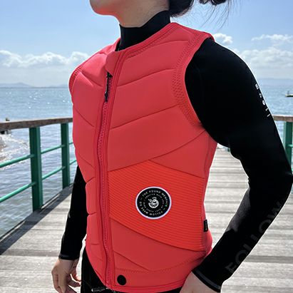 FollowのMemphis Ladies（赤）レディースインパクトベストの側面着用画像