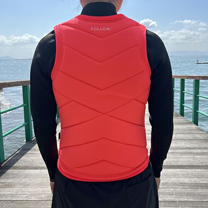 FollowのMemphis Ladies（赤）レディースインパクトベストの背面着用画像