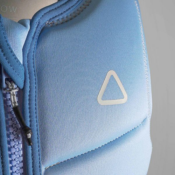 FollowのCorp Ladies（水色）レディースインパクトベストの正面胸元ロゴ