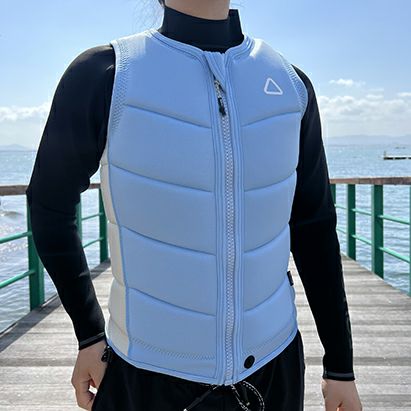 FollowのCorp Ladies（水色）レディースインパクトベストの正面着用画像