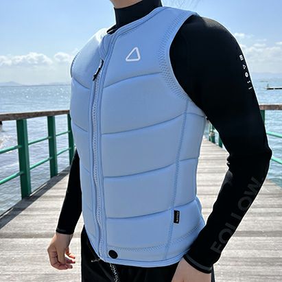 FollowのCorp Ladies（水色）レディースインパクトベストの側面着用画像