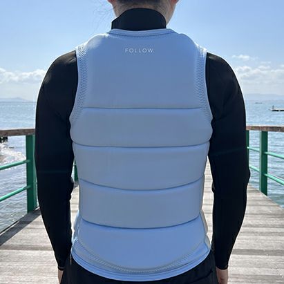 FollowのCorp Ladies（水色）レディースインパクトベストの背面着用画像
