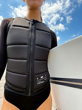 FollowのP1 Traction Ladies（黒）レディースインパクトベスト　着用画像