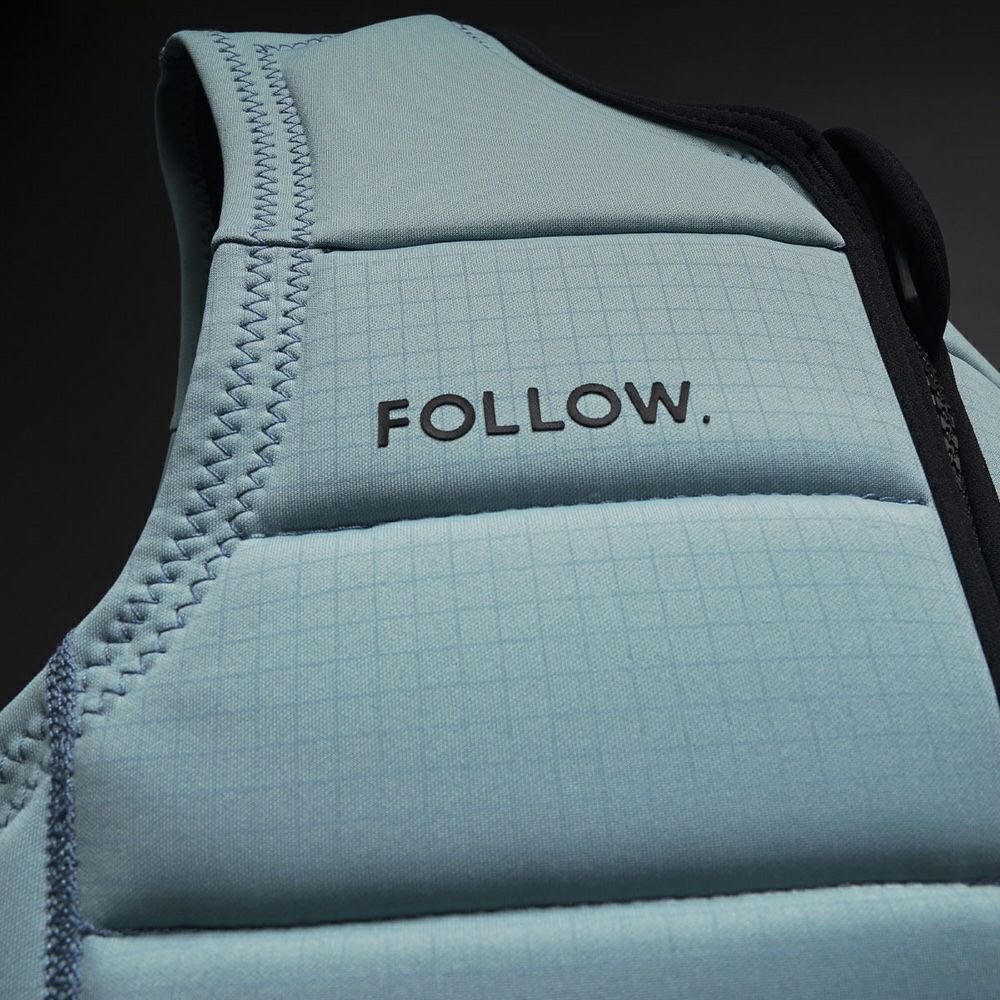 FollowのP1 Traction Ladies（ターコイズブルーと黒）レディースインパクトベストの正面胸元ロゴ