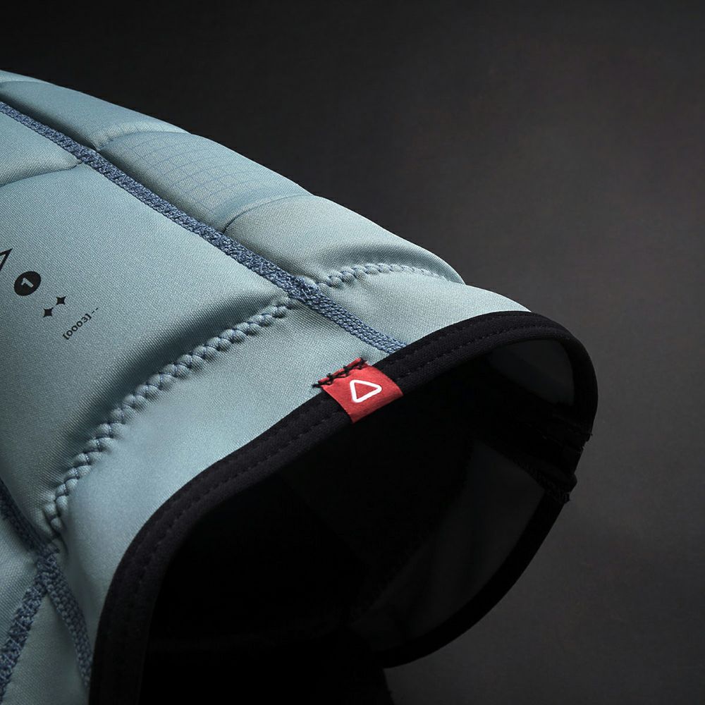 FollowのP1 Traction Ladies（ターコイズブルーと黒）レディースインパクトベスト下部のタグ