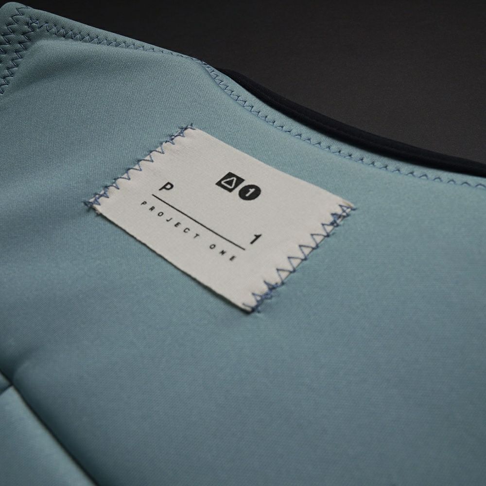 FollowのP1 Traction Ladies（ターコイズブルーと黒）レディースインパクトベストの背面上部のタグ