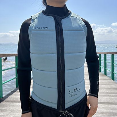 FollowのP1 Traction Ladies（ターコイズブルーと黒）レディースインパクトベストの正面着用画像