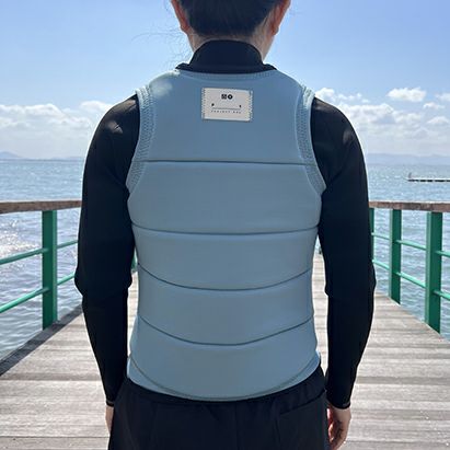 FollowのP1 Traction Ladies（ターコイズブルーと黒）レディースインパクトベストの背面着用画像