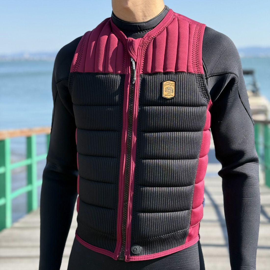 FollowのEmployee of the Month（黒と臙脂）インパクトベストの正面着用画像