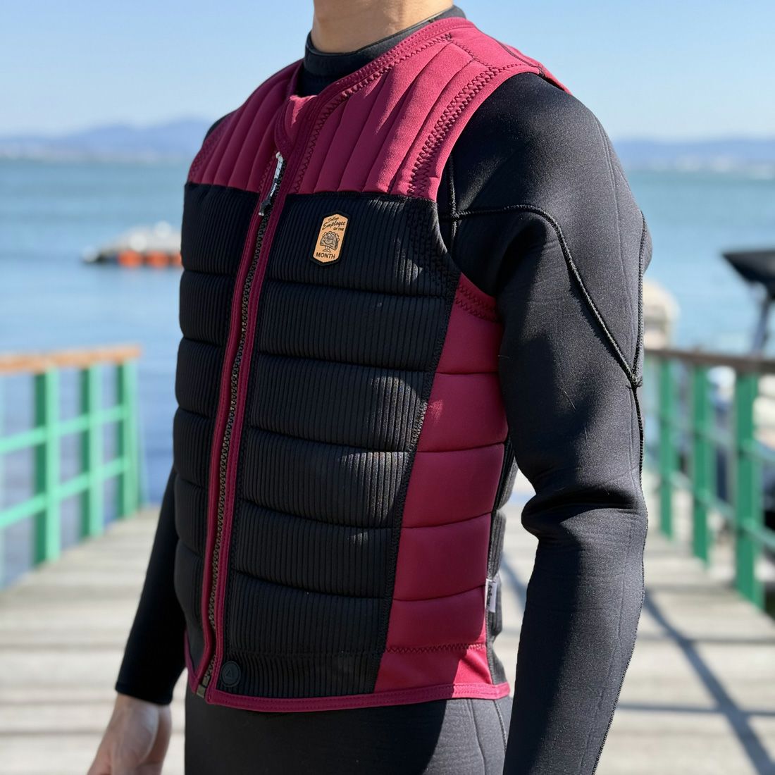 FollowのEmployee of the Month（黒と臙脂）インパクトベストの側面着用画像