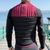 FollowのEmployee of the Month（黒と臙脂）インパクトベストの背面着用画像