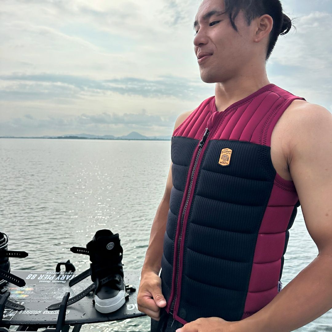 FollowのEmployee of the Month（黒と臙脂）インパクトベスト　着用画像