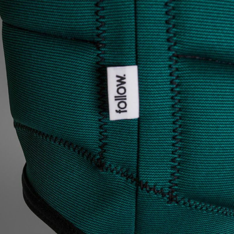 FollowのDivision2（緑）インパクトベストの側面タグ