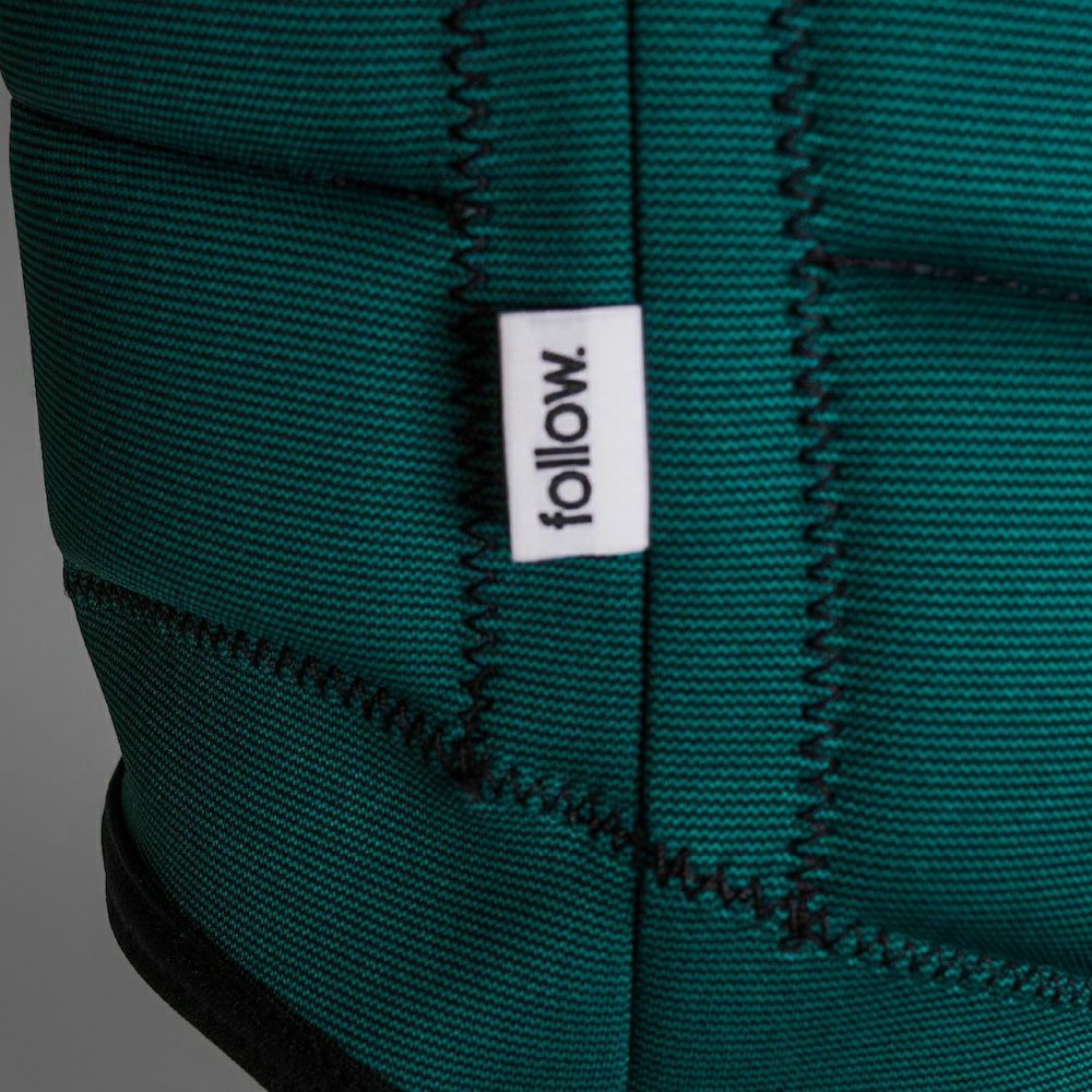 FollowのDivision2（緑）インパクトベストの側面タグ