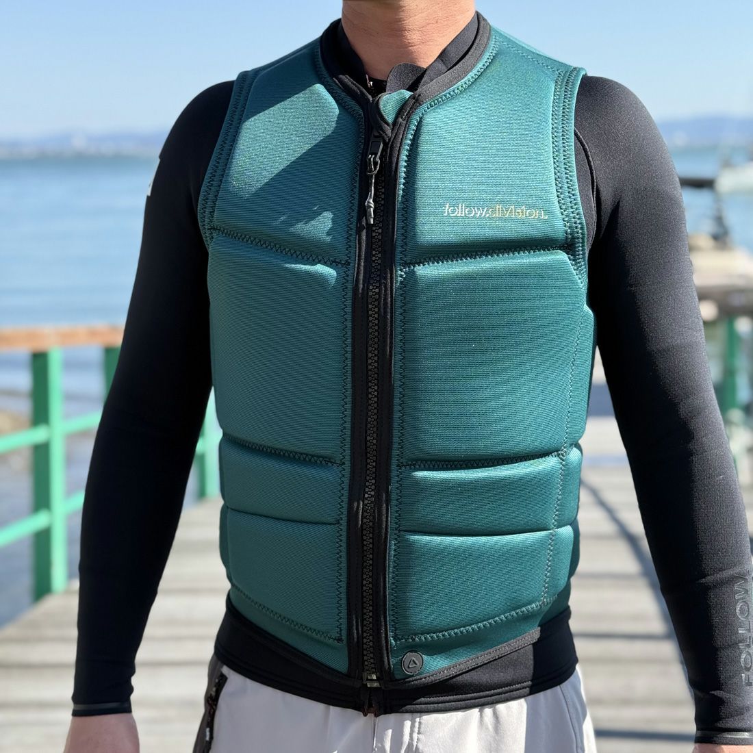 FollowのDivision2（緑）インパクトベストの正面着用画像