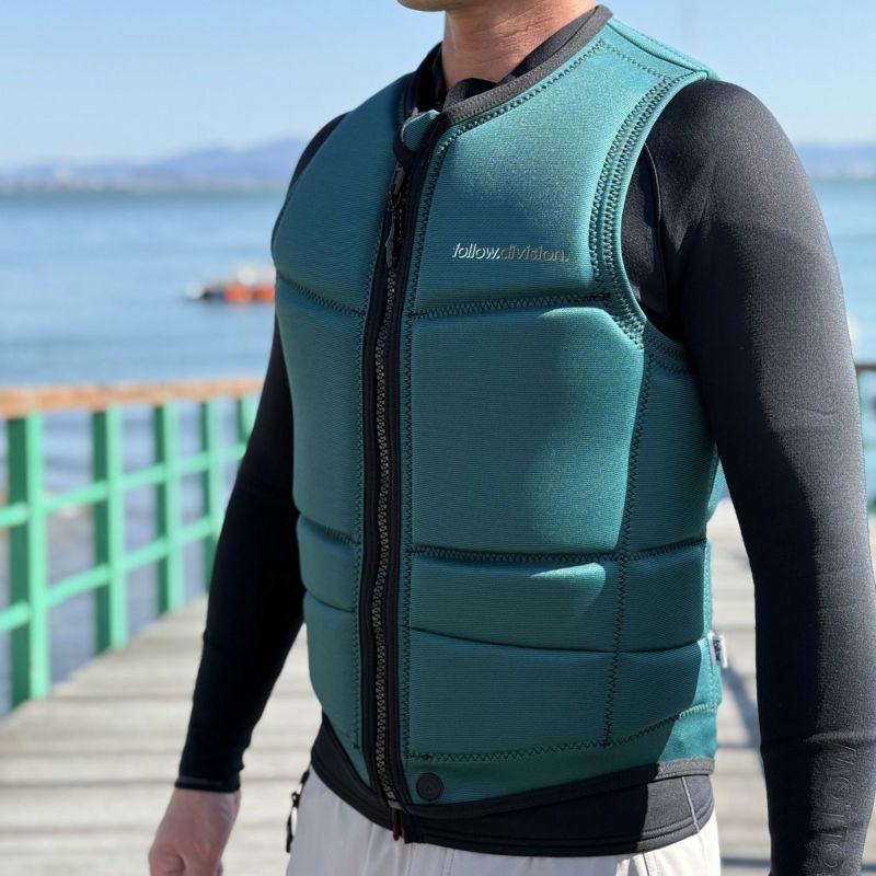 FollowのDivision2（緑）インパクトベストの側面着用画像
