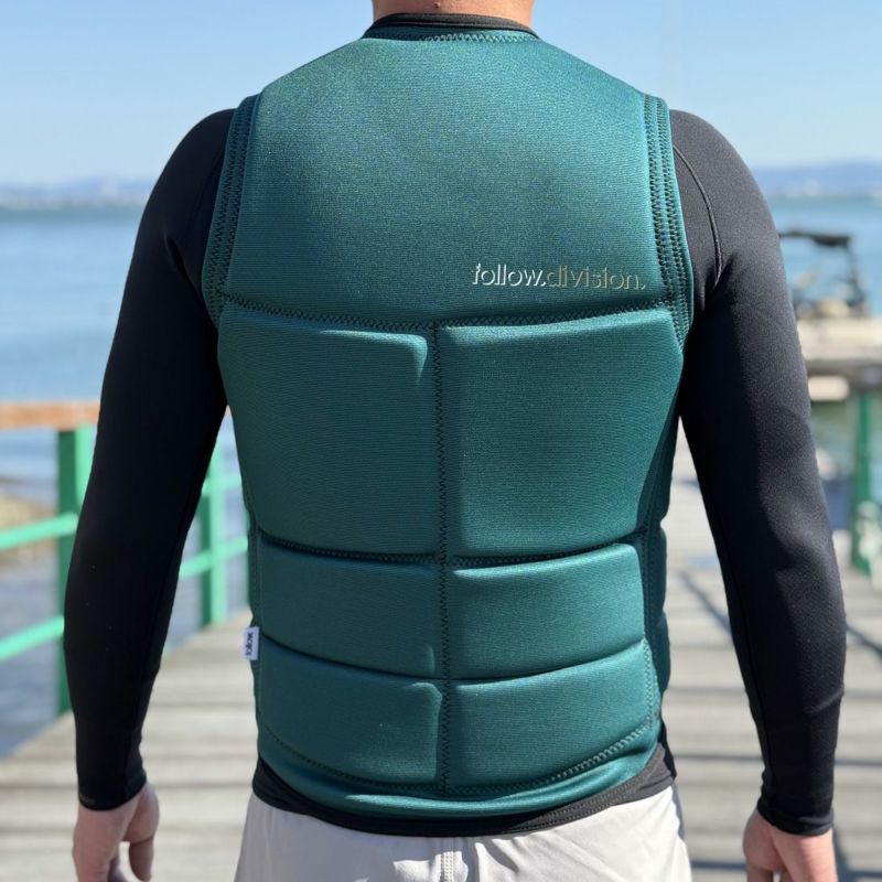 FollowのDivision2（緑）インパクトベストの背面着用画像