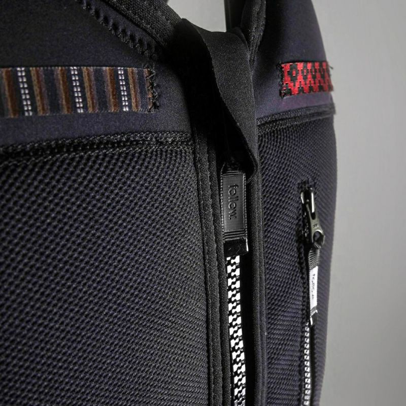 FollowのCapiva（黒）インパクトベストの正面胸元アップ