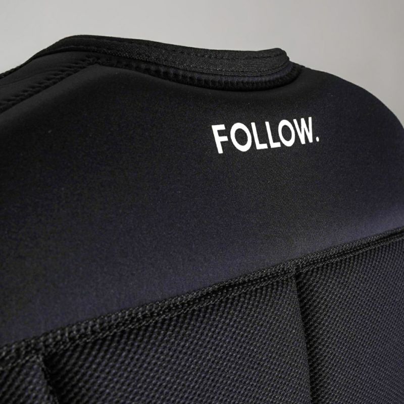 FollowのCapiva（黒）インパクトベストの背面ロゴ
