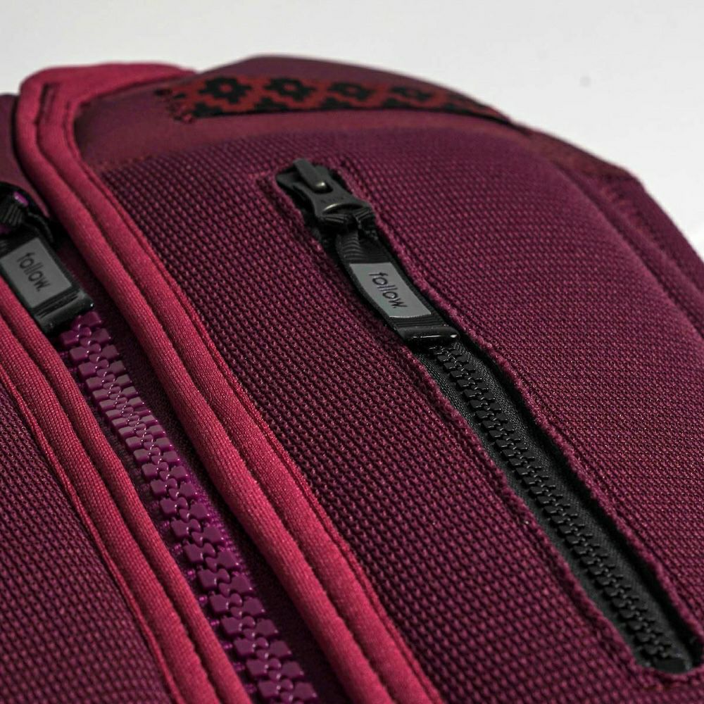 FollowのCapiva（臙脂）インパクトベストの胸元ファスナー