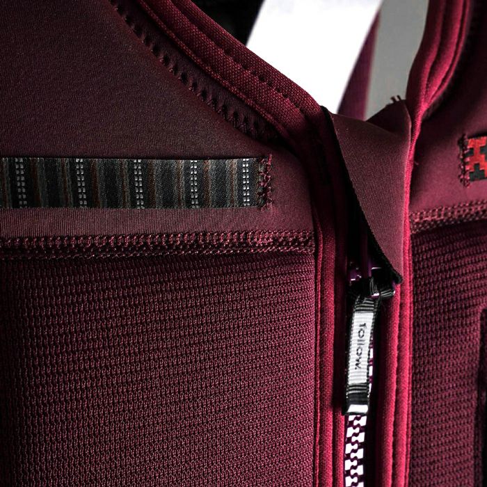 FollowのCapiva（臙脂）インパクトベストのファスナー