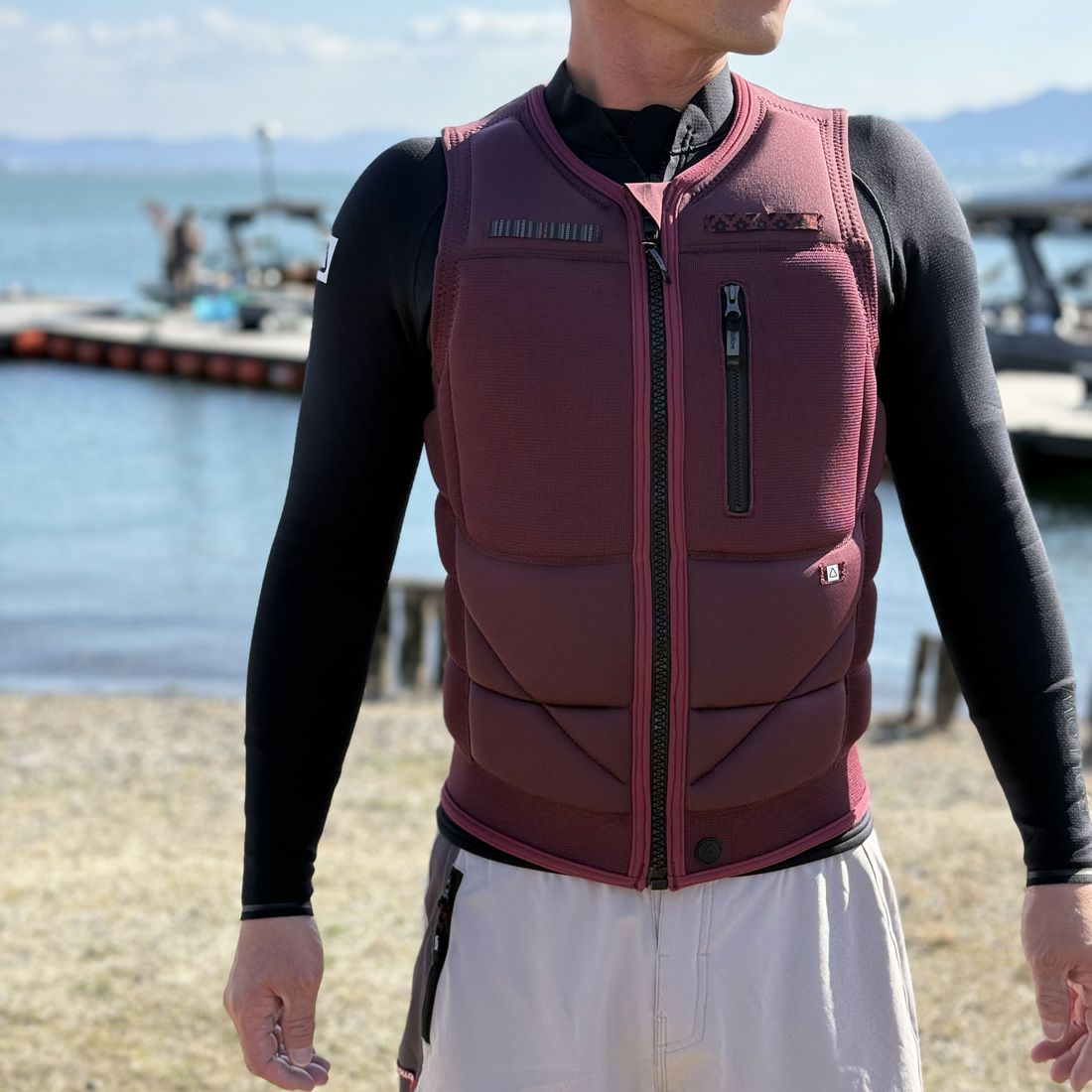 FollowのCapiva（臙脂）インパクトベストの正面着用画像