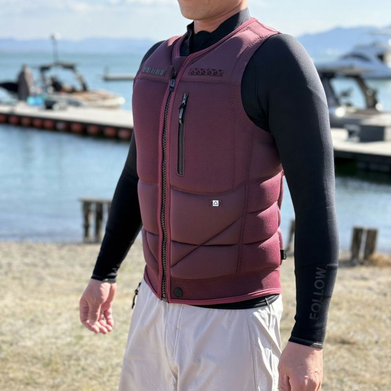 FollowのCapiva（臙脂）インパクトベストの側面着用画像