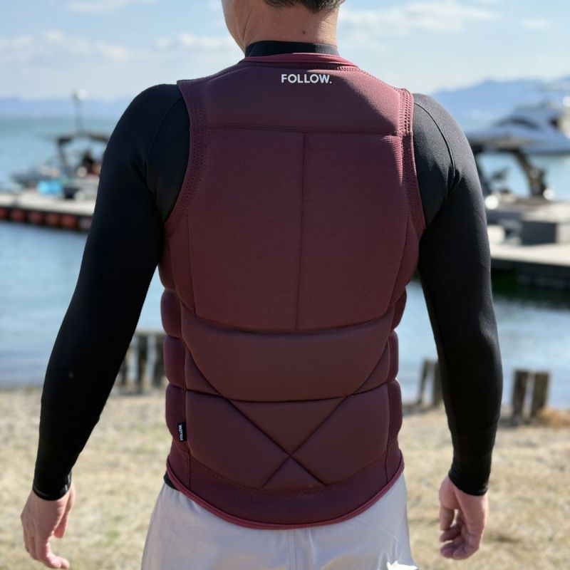 FollowのCapiva（臙脂）インパクトベストの背面着用画像