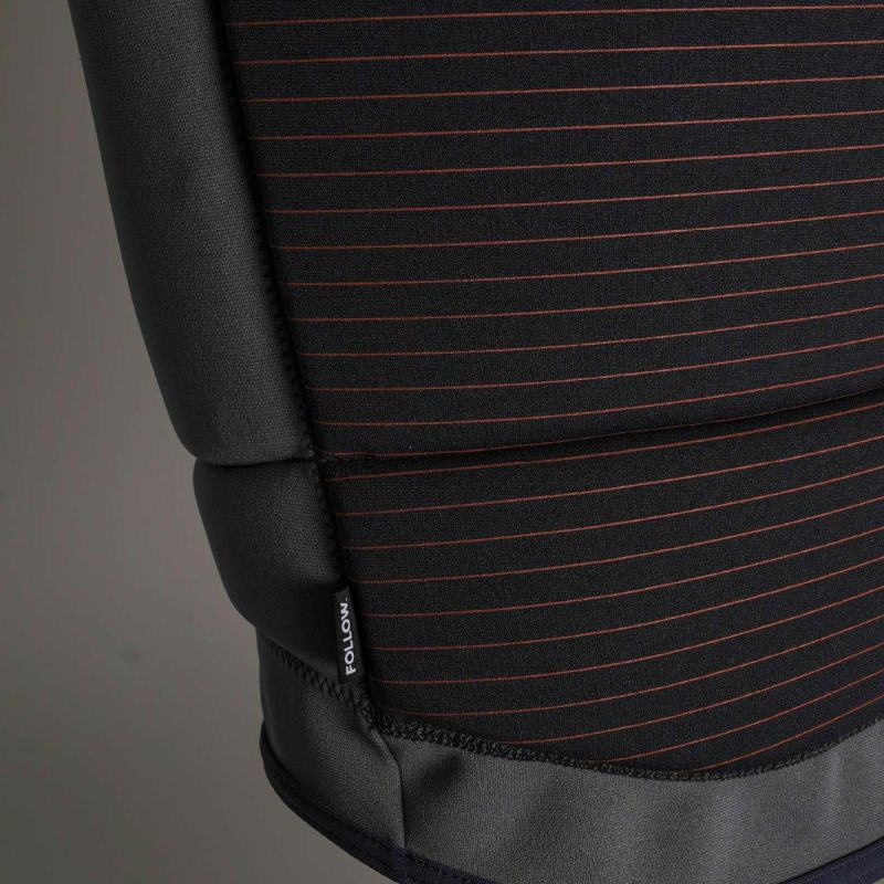 FollowのBlueprint（黒とグレー）インパクトベストの側面のタグ