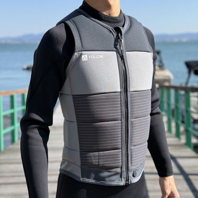 FollowのBlueprint（黒とグレー）インパクトベストの側面着用画像