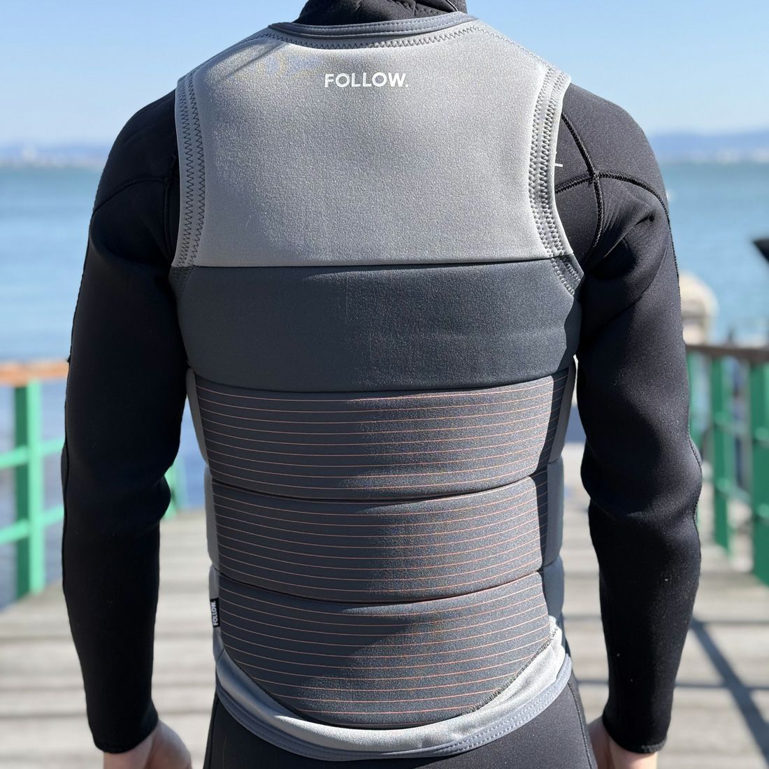 FollowのBlueprint（黒とグレー）インパクトベストの背面着用画像