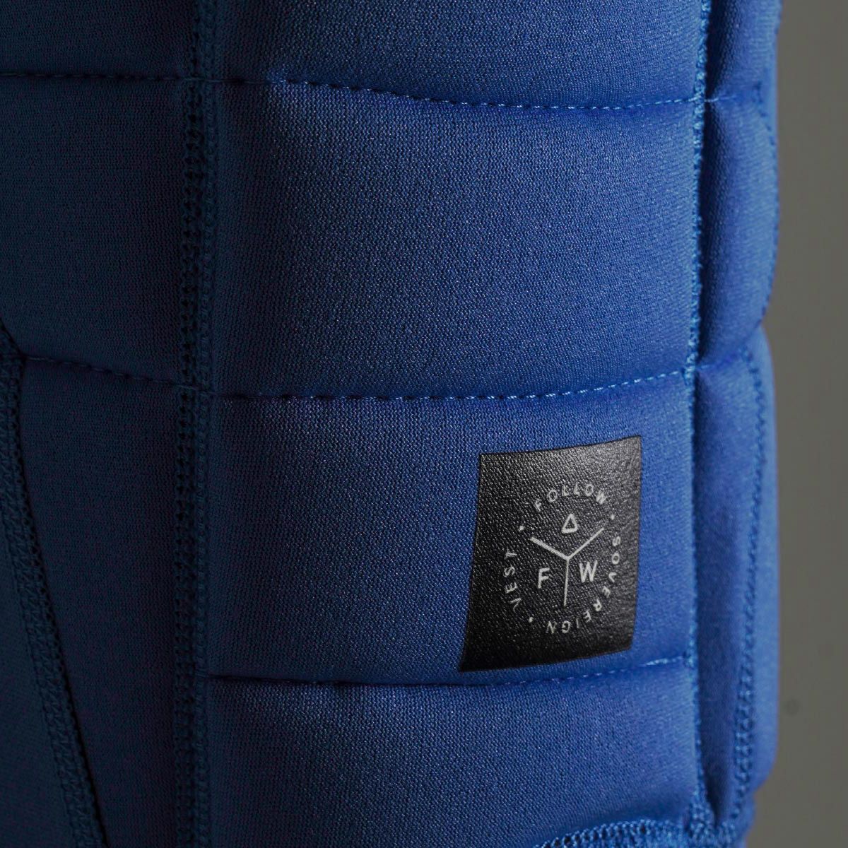 FollowのSovereign（青とグレー）インパクトベストの側面タグ