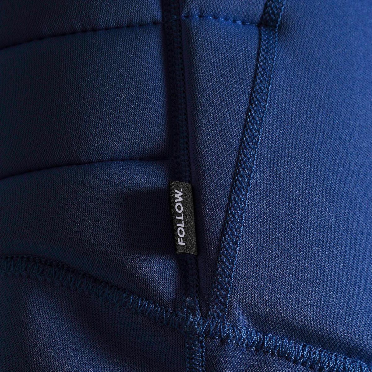 FollowのSovereign（青とグレー）インパクトベストの側面のタグのアップ