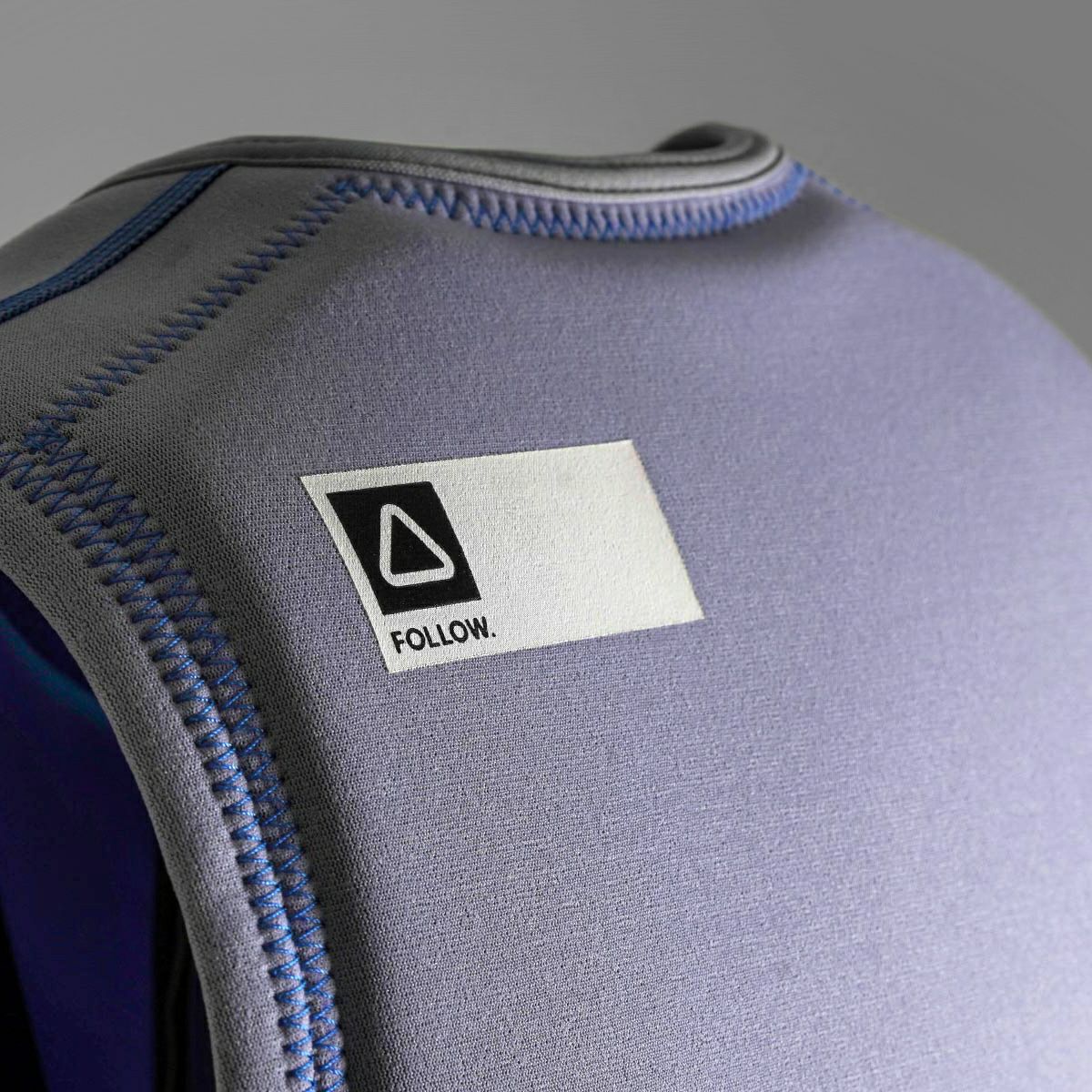 FollowのSovereign（青とグレー）インパクトベストの背面ロゴ