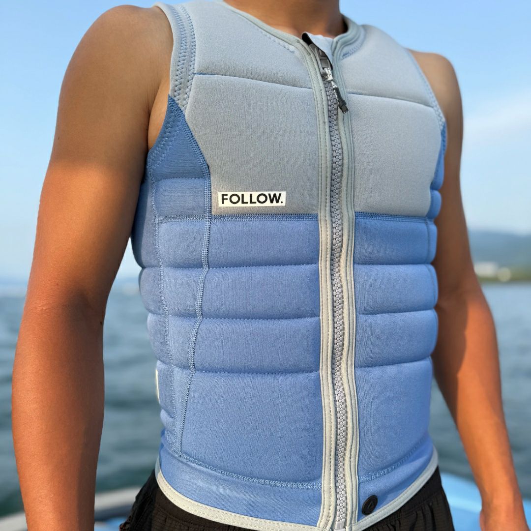 FollowのSovereign（青とグレー）インパクトベスト　着用画像