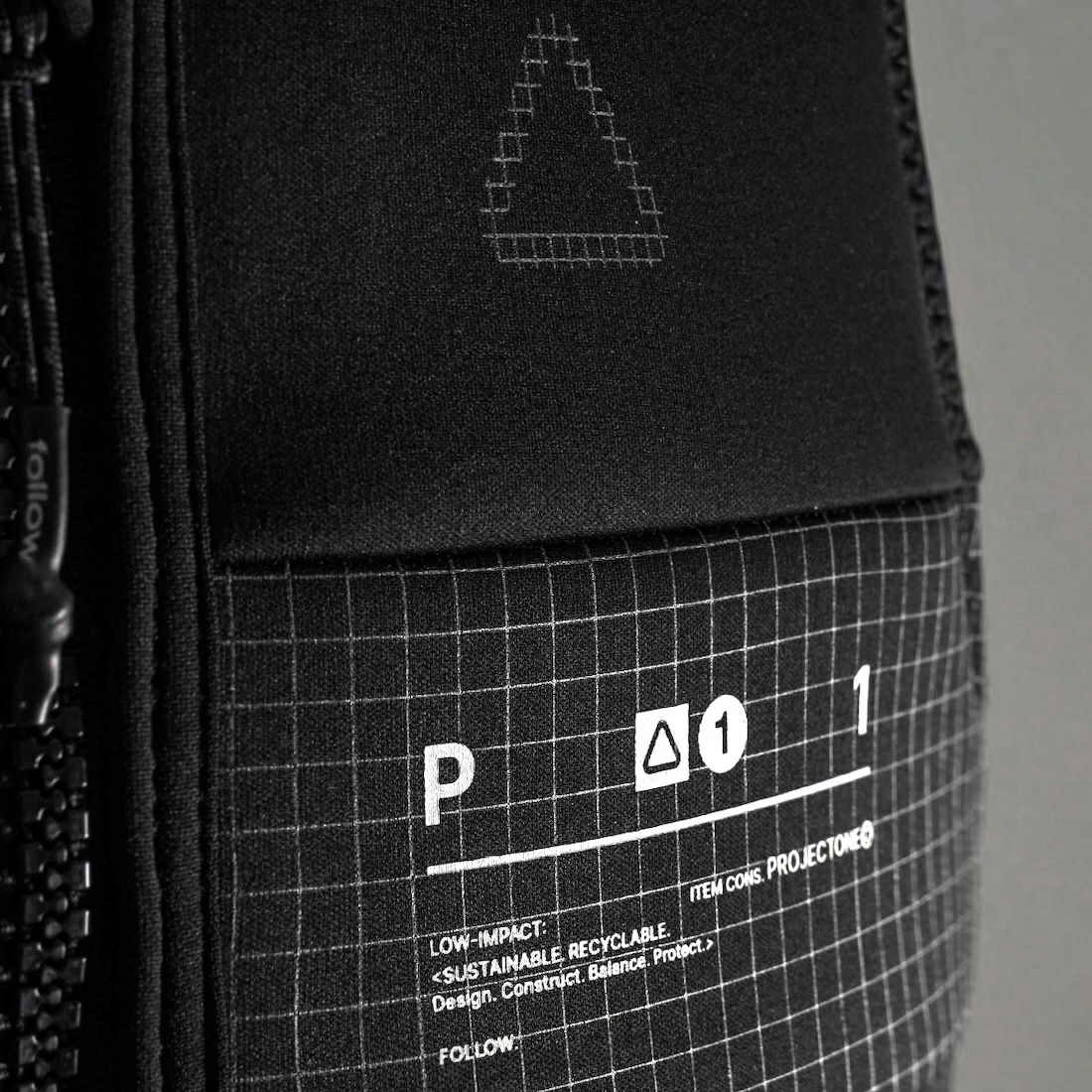 FollowのProject One（黒）インパクトベストの正面胸元