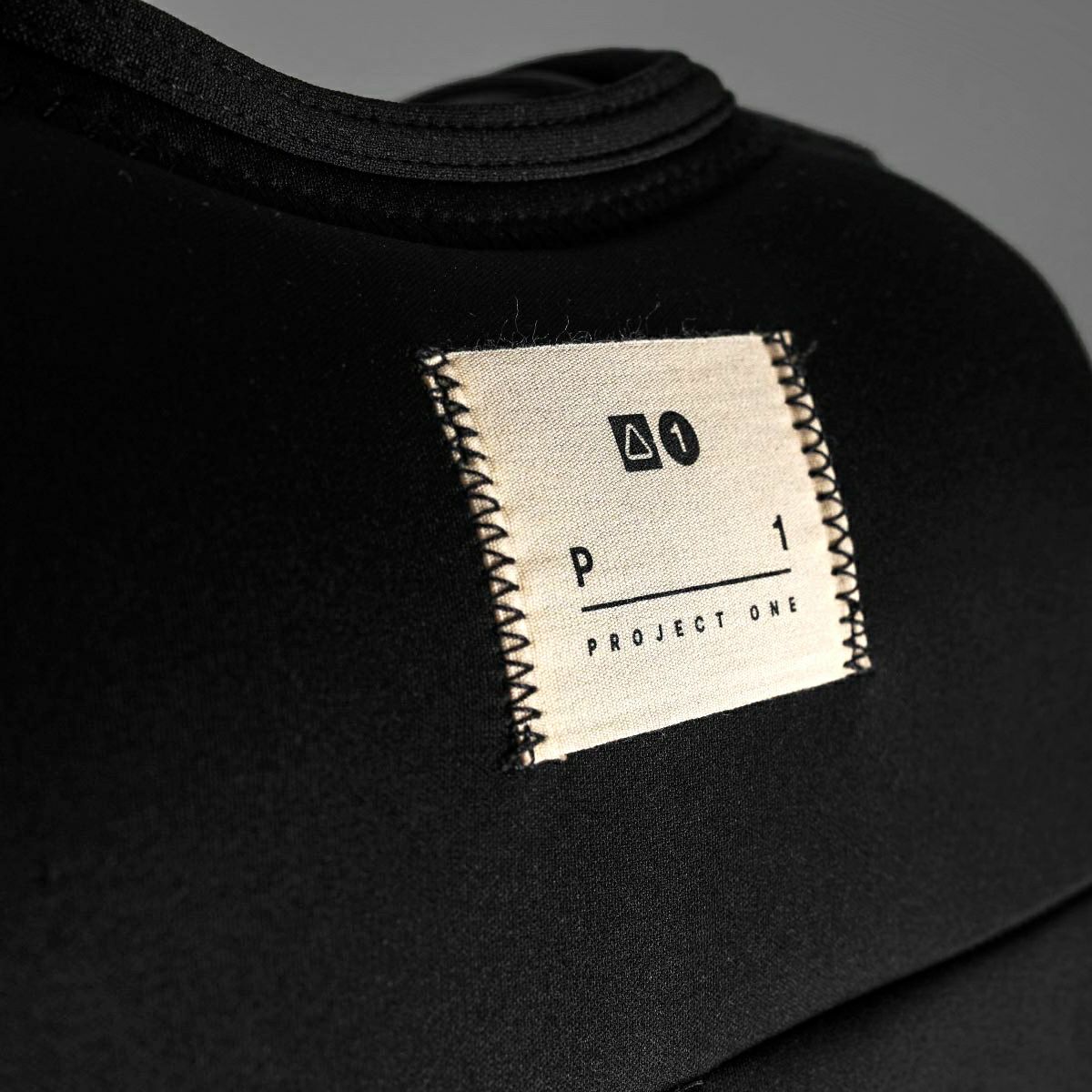 FollowのProject One（黒）インパクトベストの背面タグ