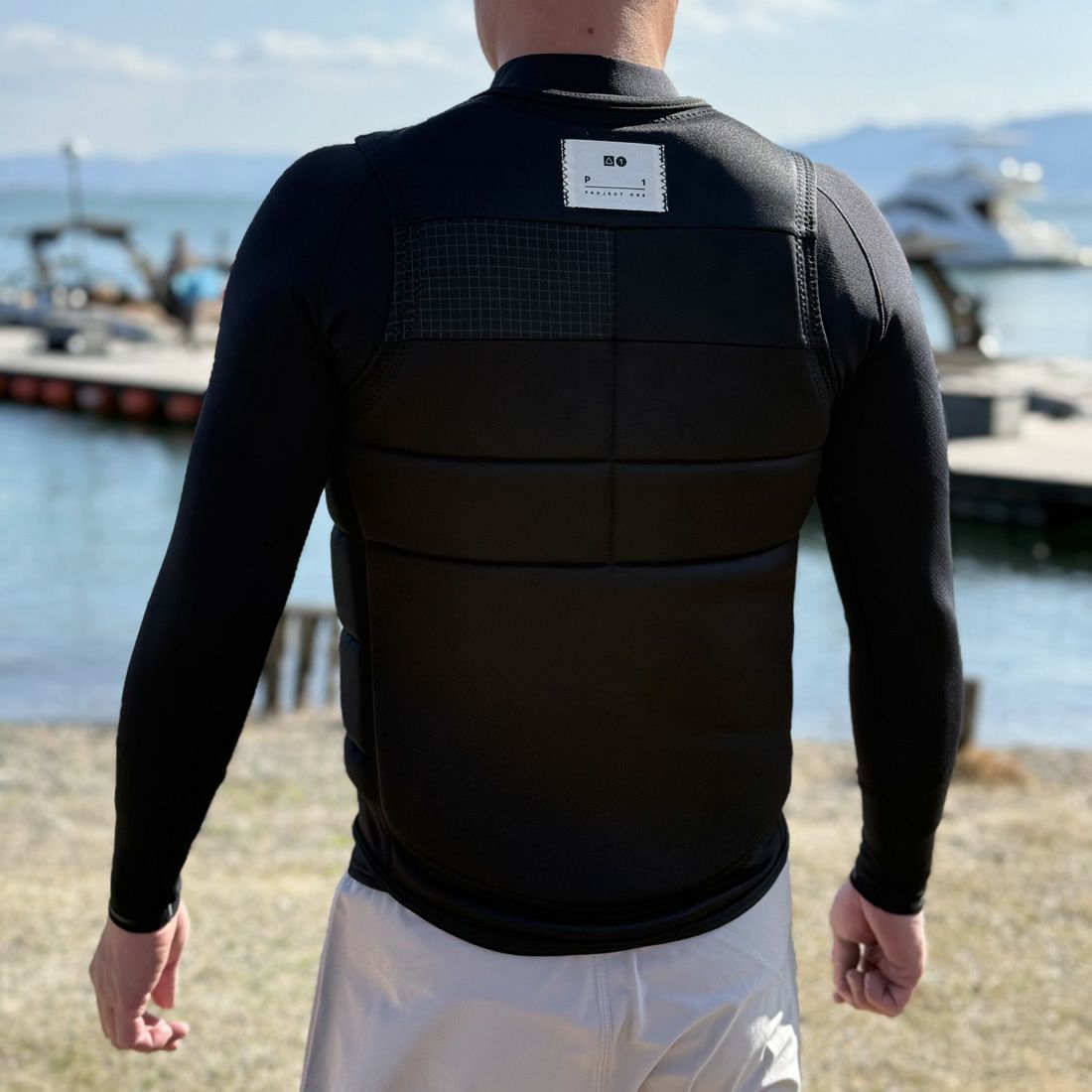 FollowのProject One（黒）インパクトベストの背面着用画像