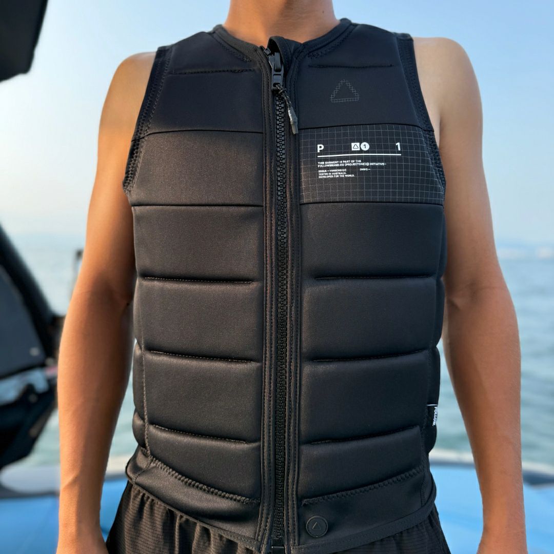 FollowのProject One（黒）インパクトベスト　着用画像