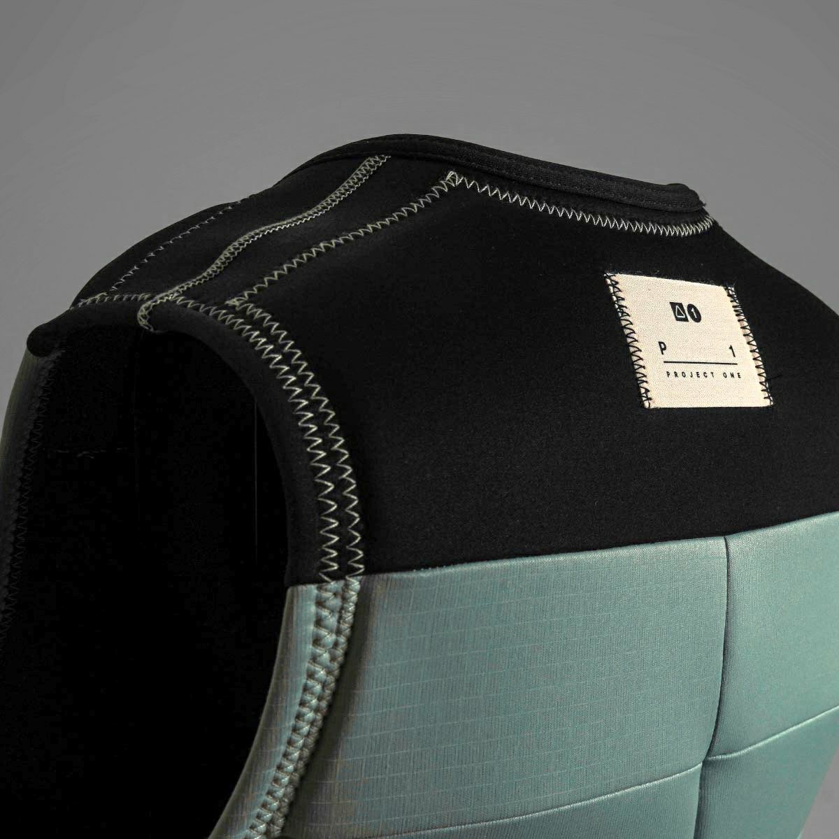 FollowのProject One（ミント色）インパクトベストの背面タグ