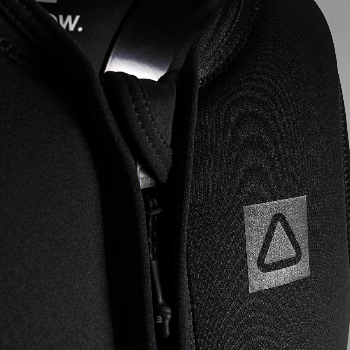 FollowのCorp（黒）インパクトベストの胸元ロゴ